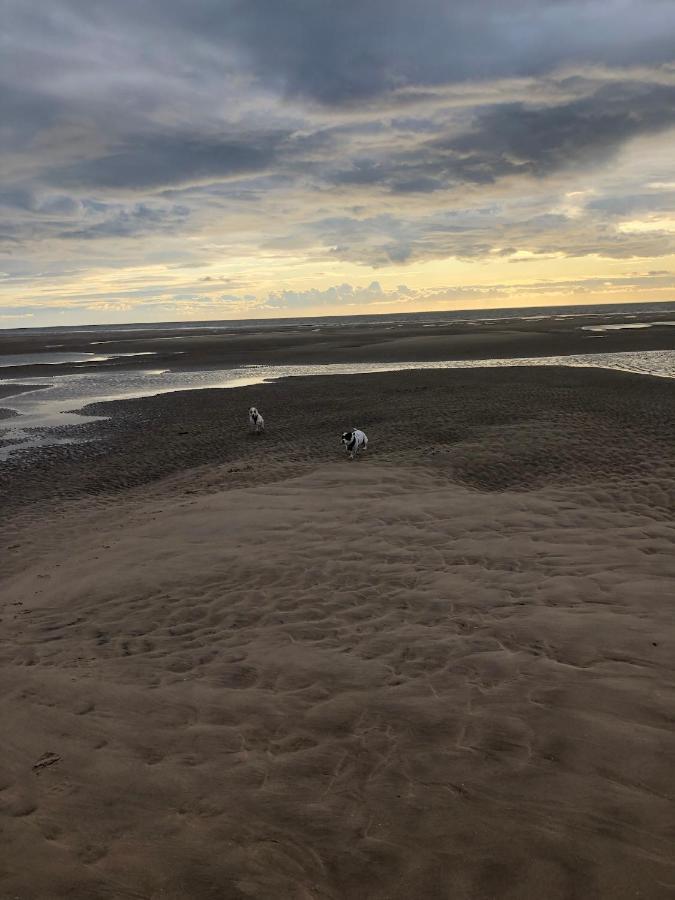 Town Center Willow Apartment - Sleeps Up To 10 - Dogs Welcome - 2 Minutes From Train Station Blackpool Eksteriør bilde