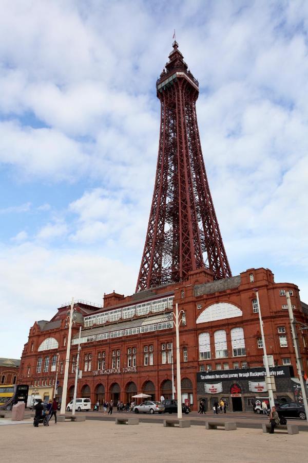 Town Center Willow Apartment - Sleeps Up To 10 - Dogs Welcome - 2 Minutes From Train Station Blackpool Eksteriør bilde