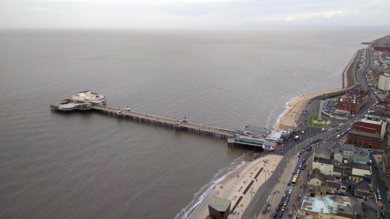 Town Center Willow Apartment - Sleeps Up To 10 - Dogs Welcome - 2 Minutes From Train Station Blackpool Eksteriør bilde