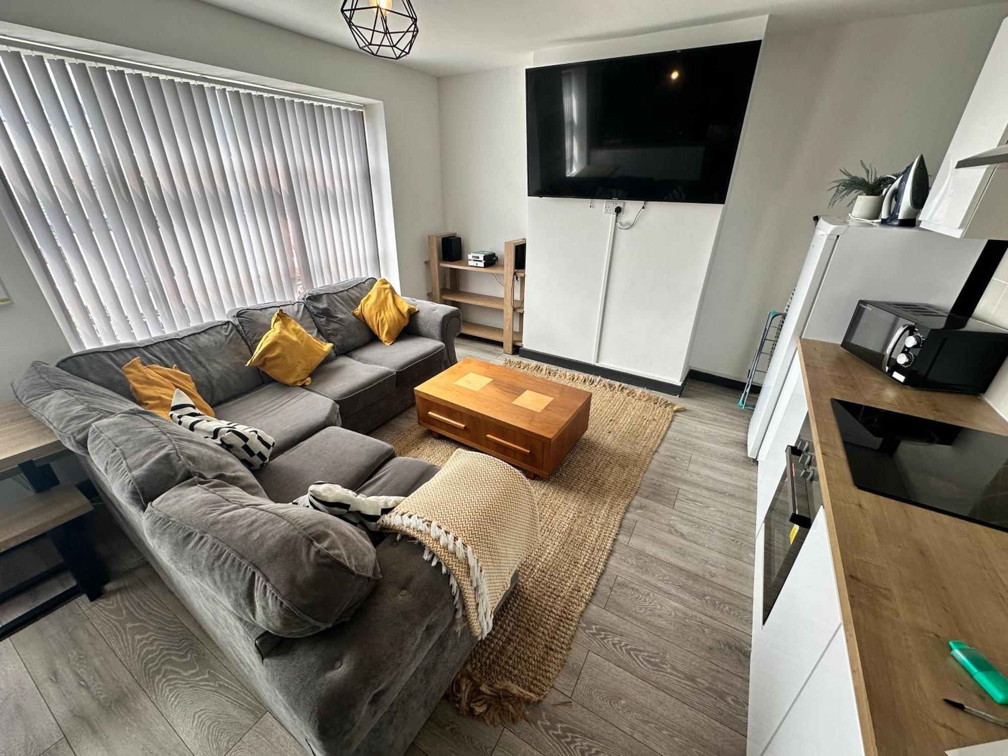 Town Center Willow Apartment - Sleeps Up To 10 - Dogs Welcome - 2 Minutes From Train Station Blackpool Eksteriør bilde