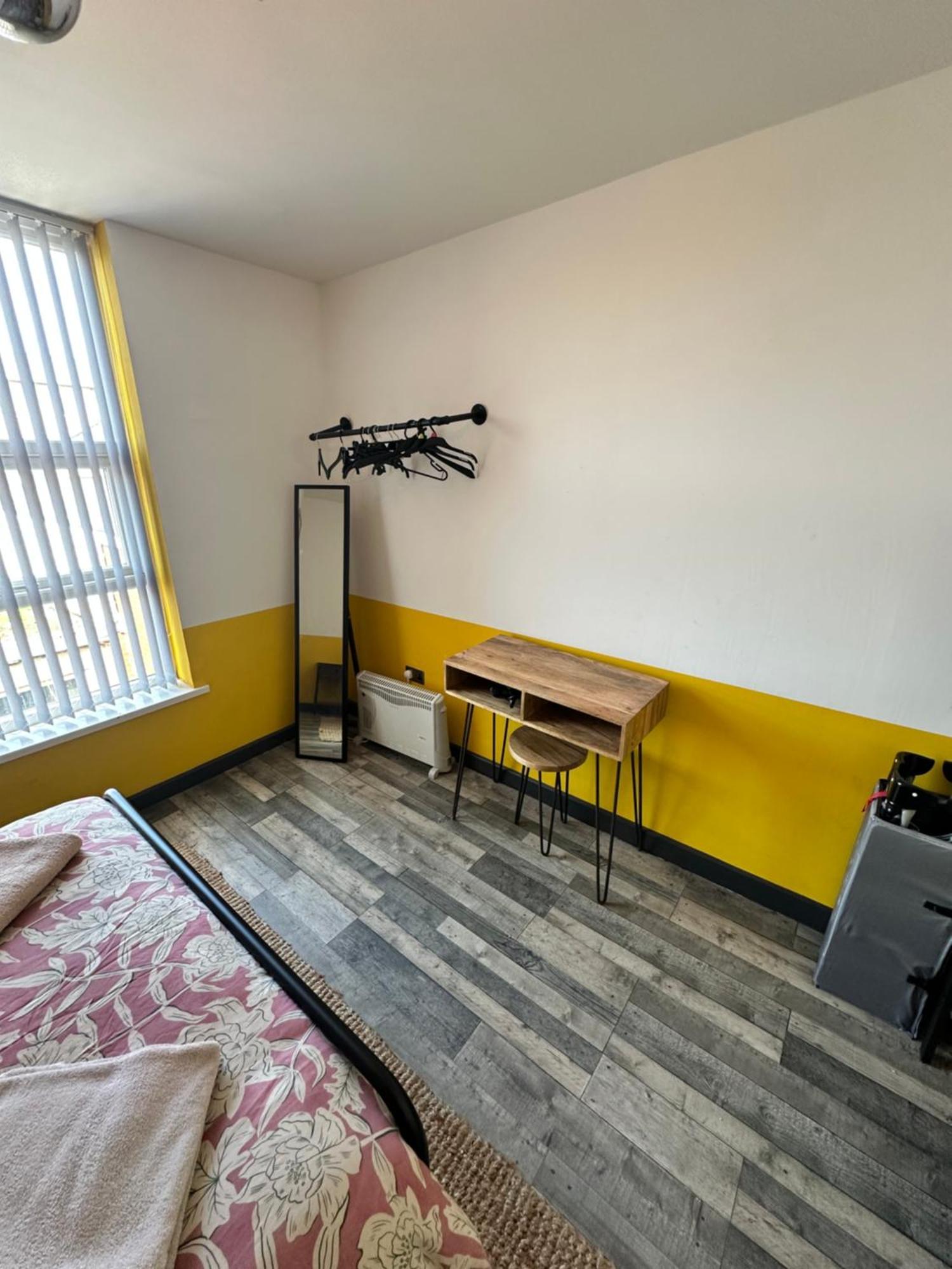 Town Center Willow Apartment - Sleeps Up To 10 - Dogs Welcome - 2 Minutes From Train Station Blackpool Eksteriør bilde