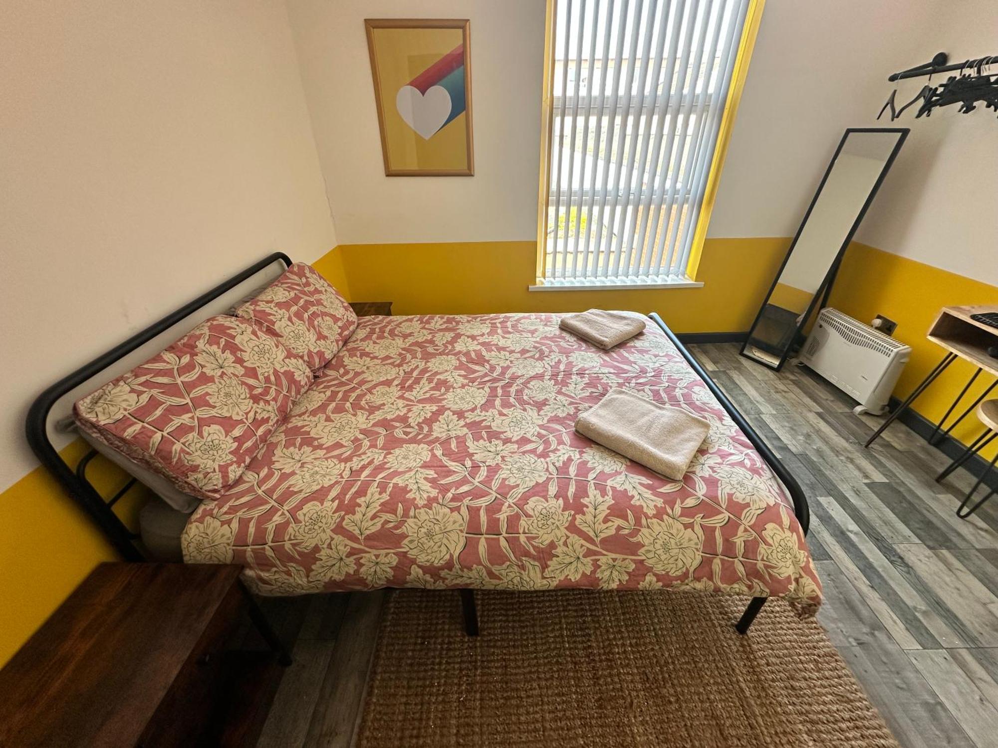 Town Center Willow Apartment - Sleeps Up To 10 - Dogs Welcome - 2 Minutes From Train Station Blackpool Eksteriør bilde