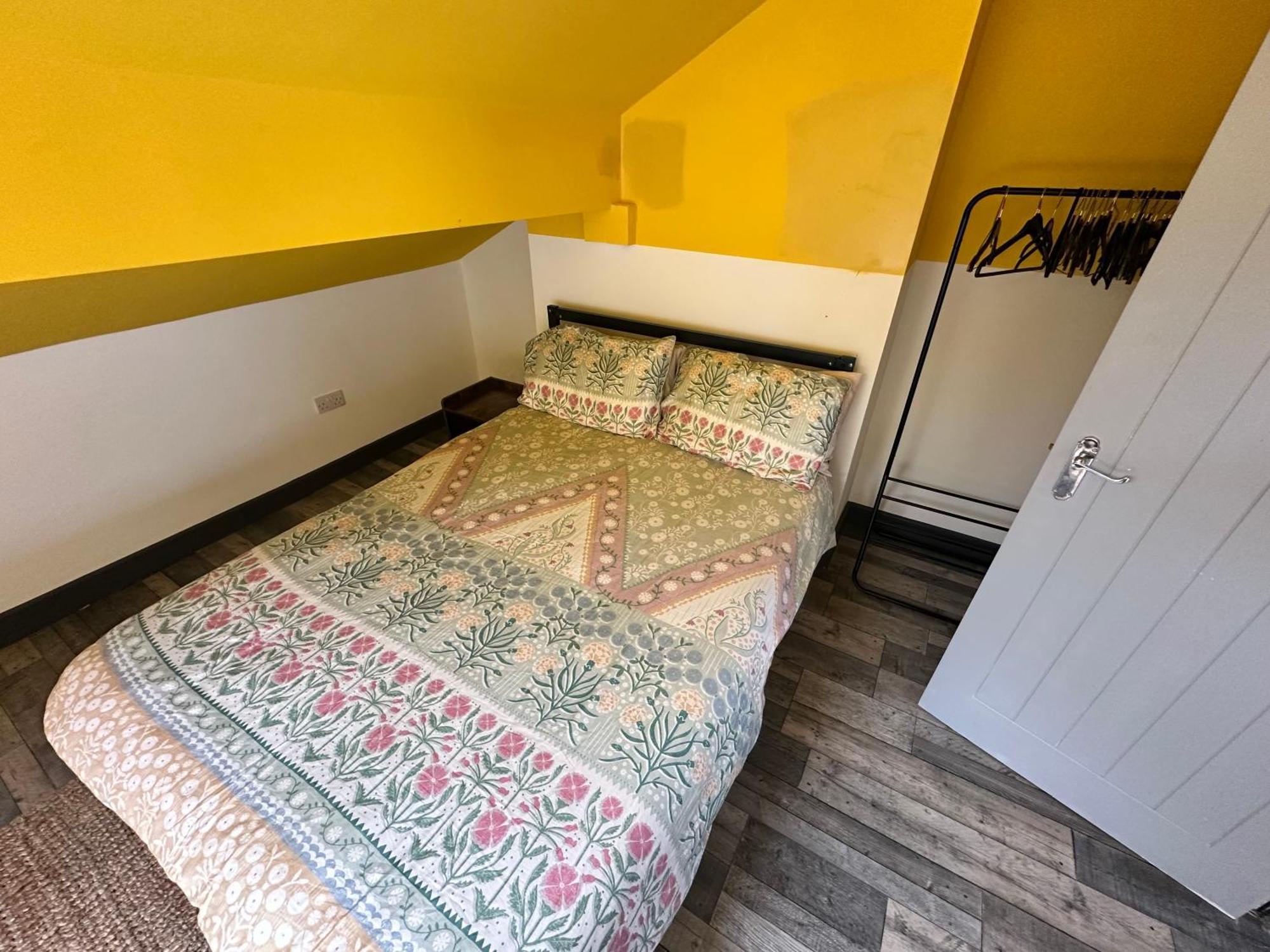Town Center Willow Apartment - Sleeps Up To 10 - Dogs Welcome - 2 Minutes From Train Station Blackpool Eksteriør bilde